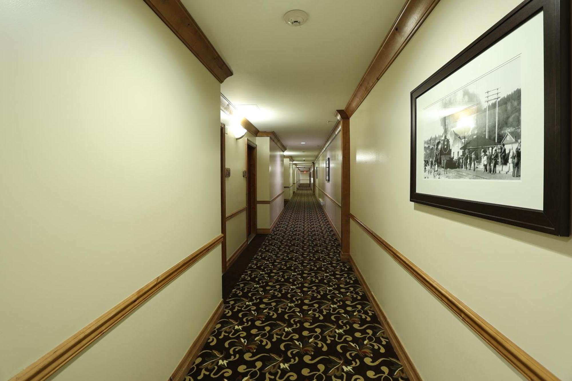 Days Inn By Wyndham Суррей Экстерьер фото