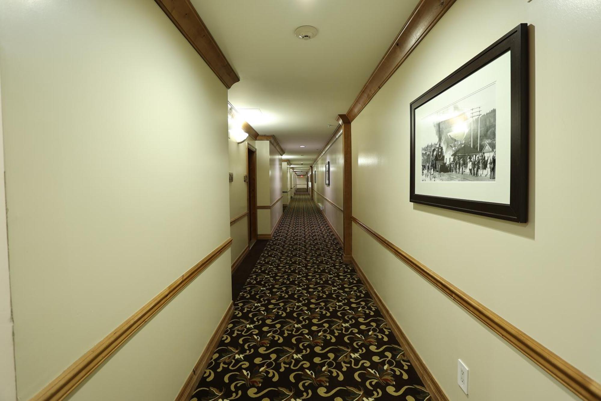 Days Inn By Wyndham Суррей Экстерьер фото