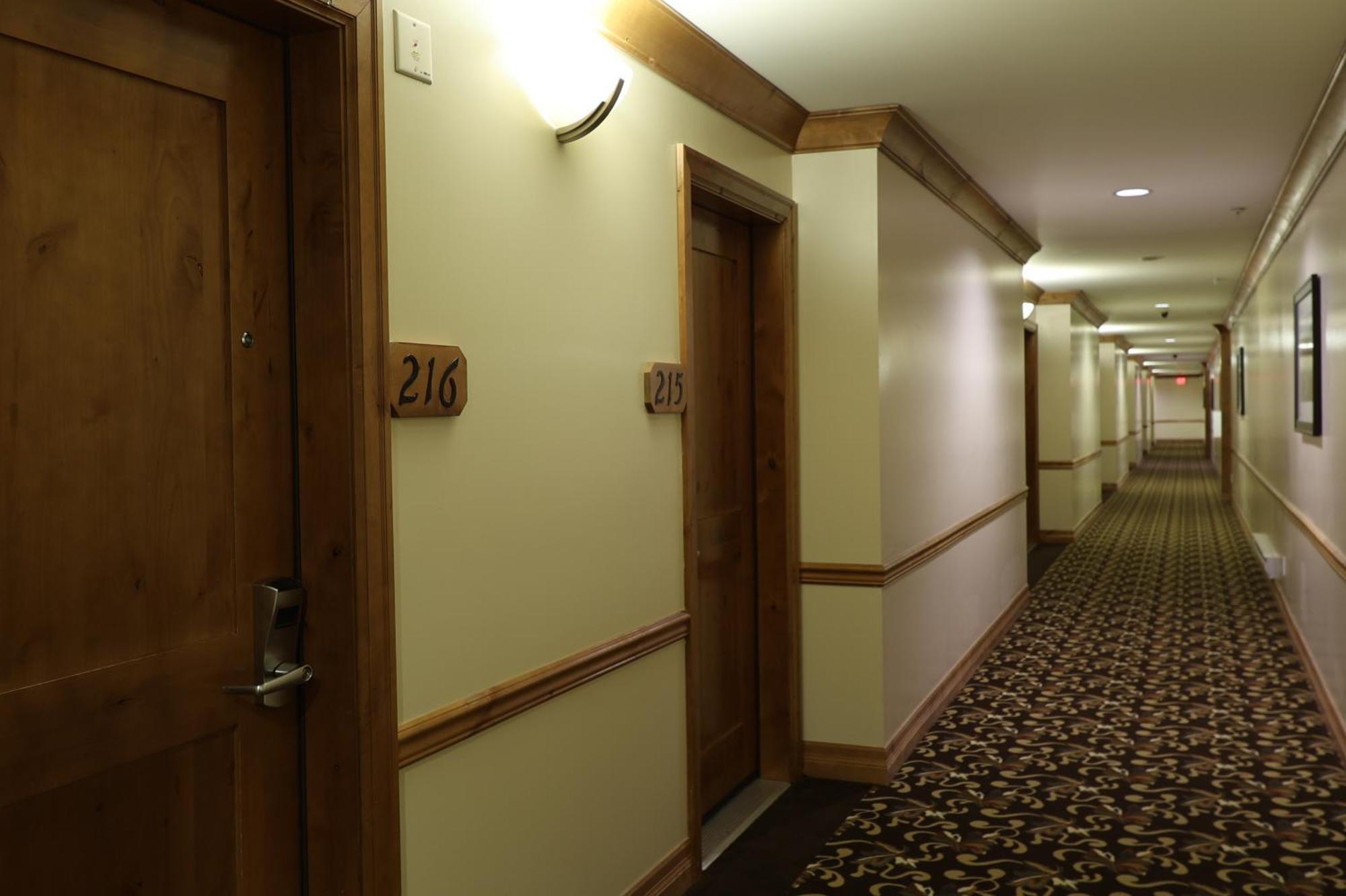 Days Inn By Wyndham Суррей Экстерьер фото