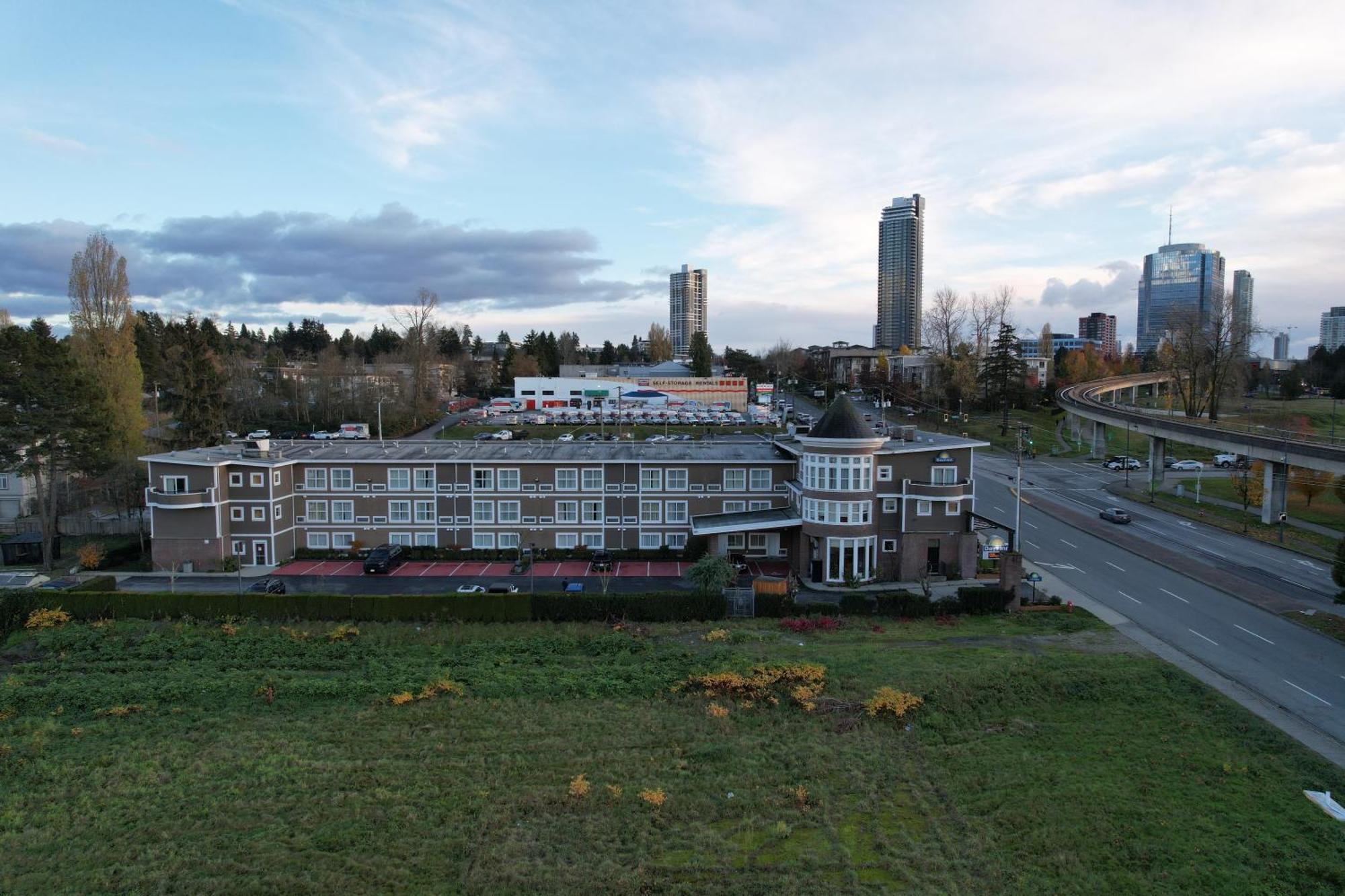 Days Inn By Wyndham Суррей Экстерьер фото
