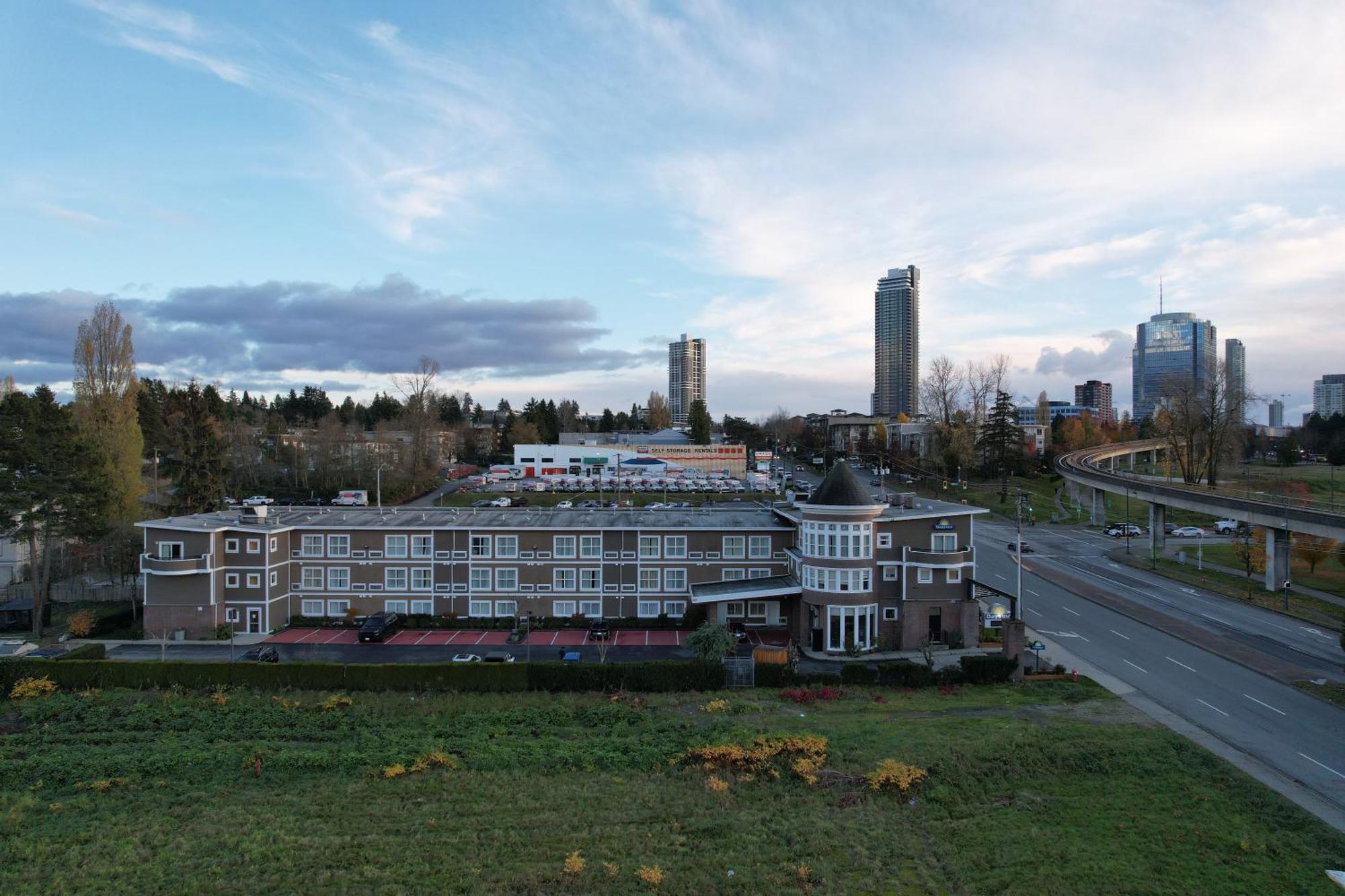 Days Inn By Wyndham Суррей Экстерьер фото
